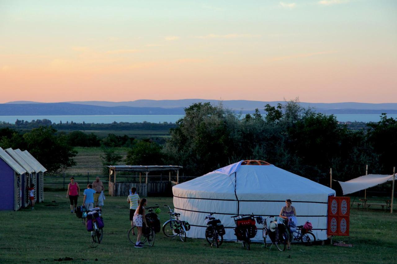 Dharma Horse Shelter Bungalows & Farmping Siófok Esterno foto