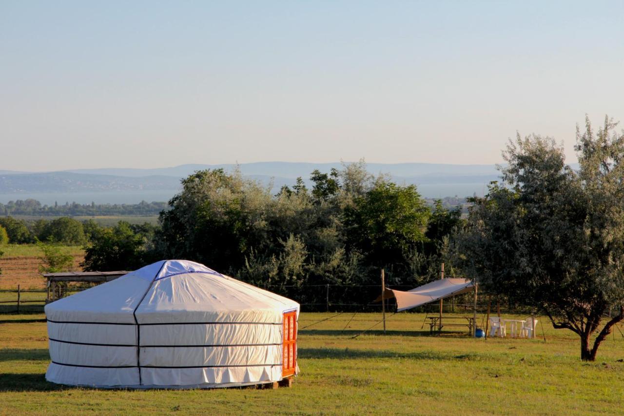 Dharma Horse Shelter Bungalows & Farmping Siófok Esterno foto