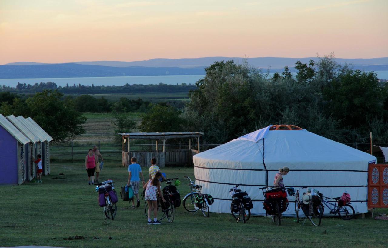 Dharma Horse Shelter Bungalows & Farmping Siófok Esterno foto